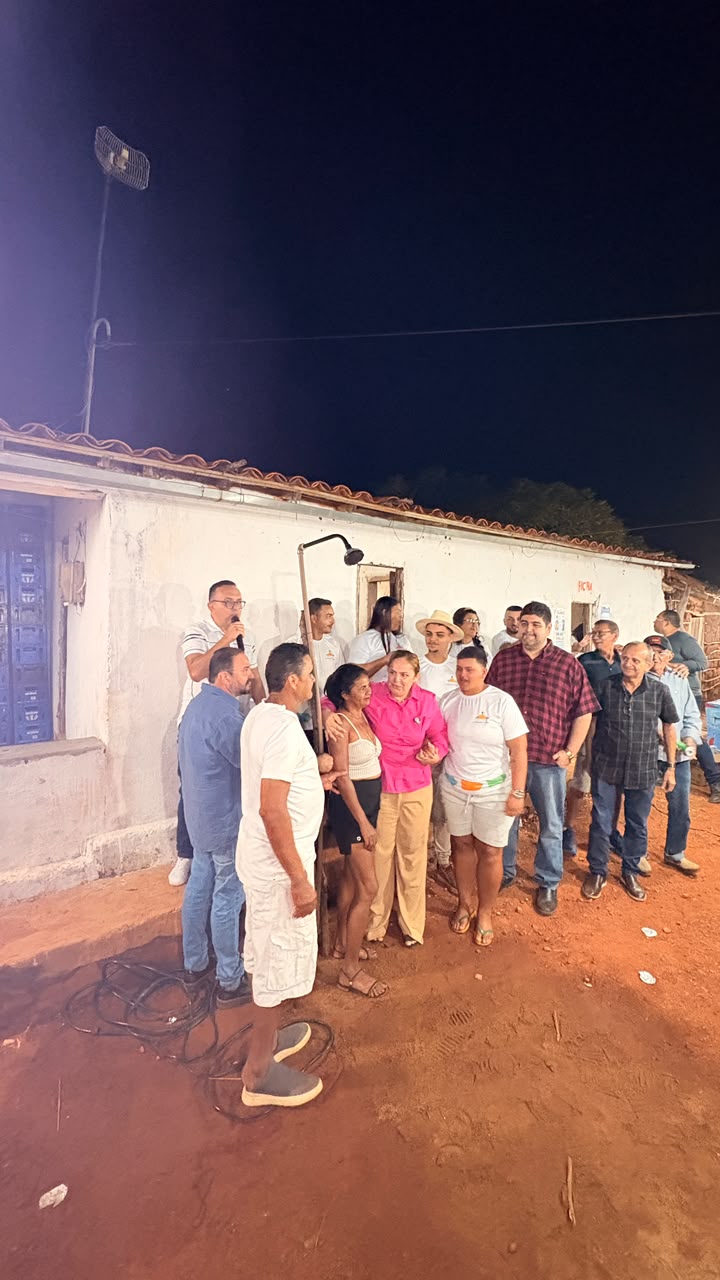 Comunidade reunida durante a inauguração