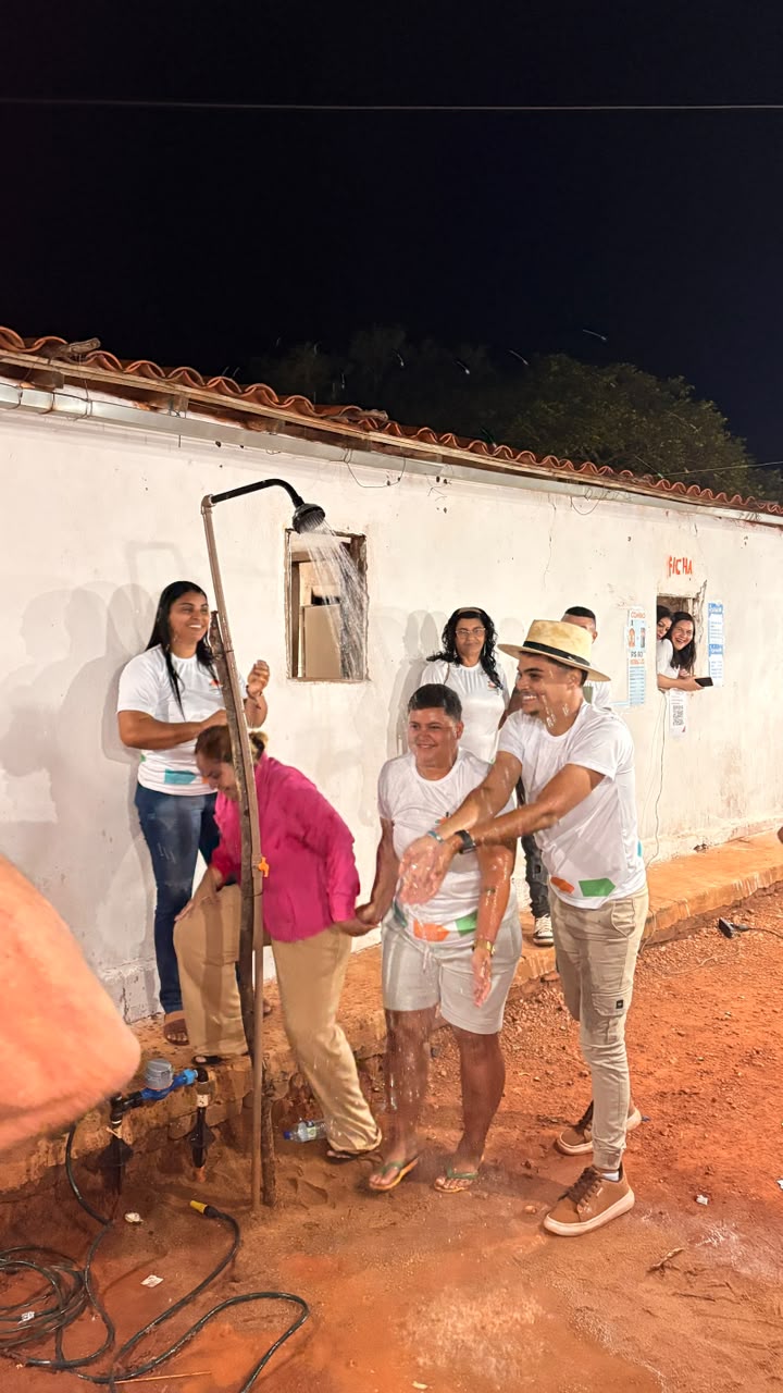 Moradores junto ao novo ponto de água