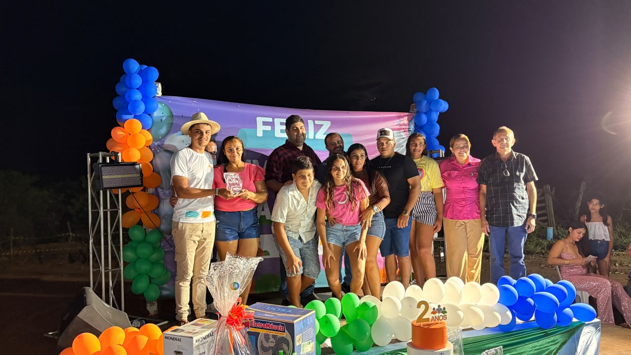 Grupo celebrando os dois anos da associação
