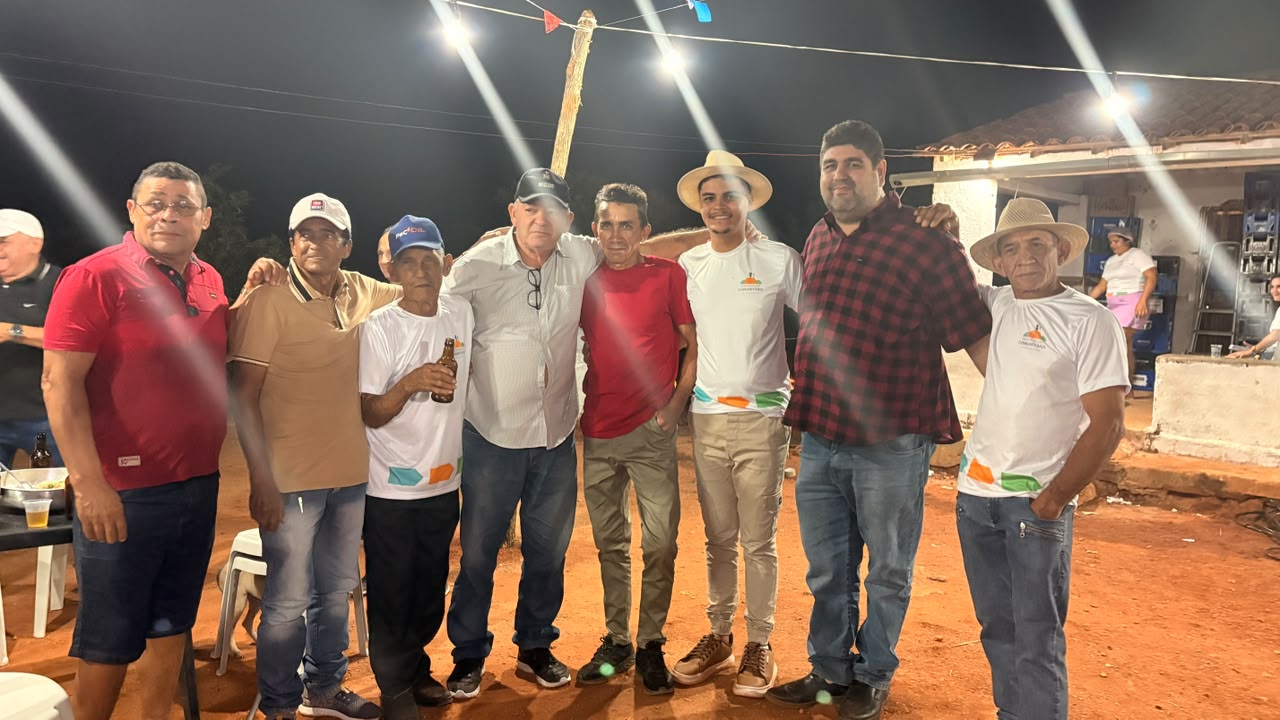 Moradores e parceiros durante a celebração