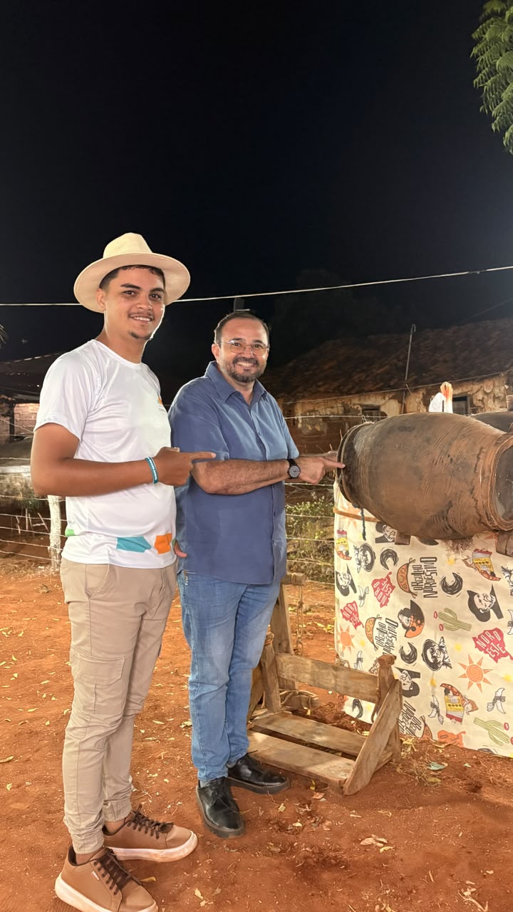 Entrega de homenagem durante o evento