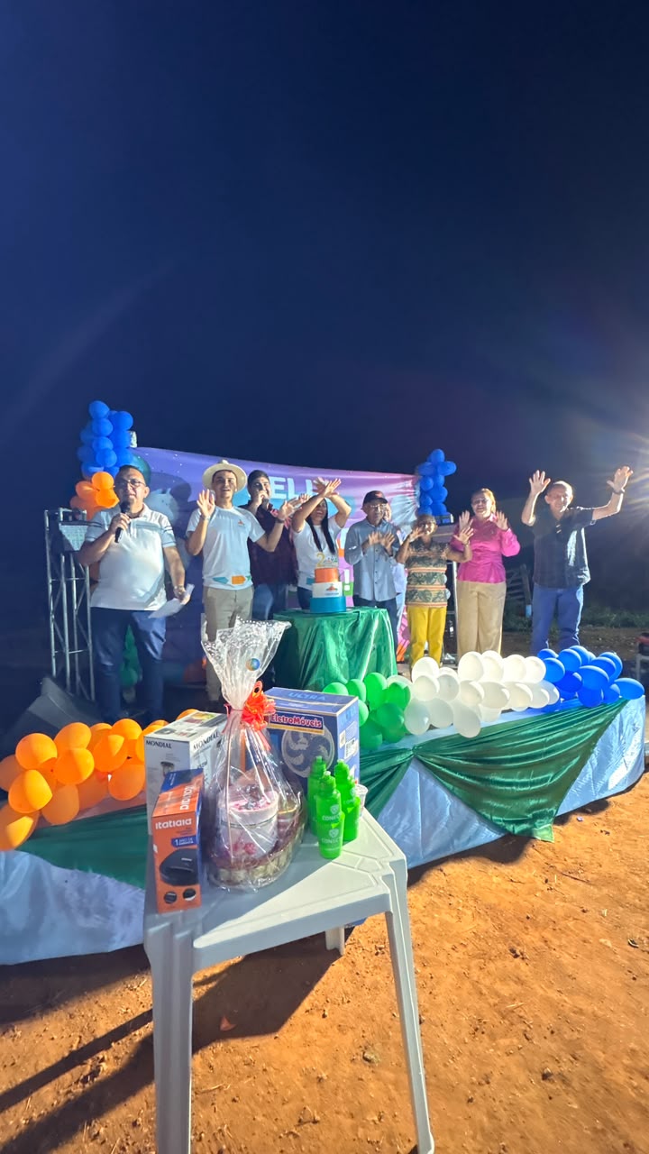 Palco e lembranças da festa comunitária