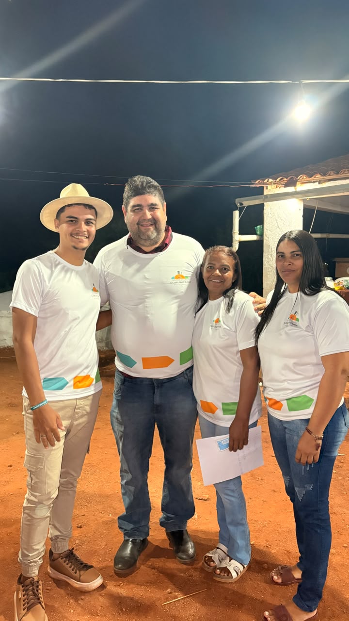 Moradores recebendo homenagem