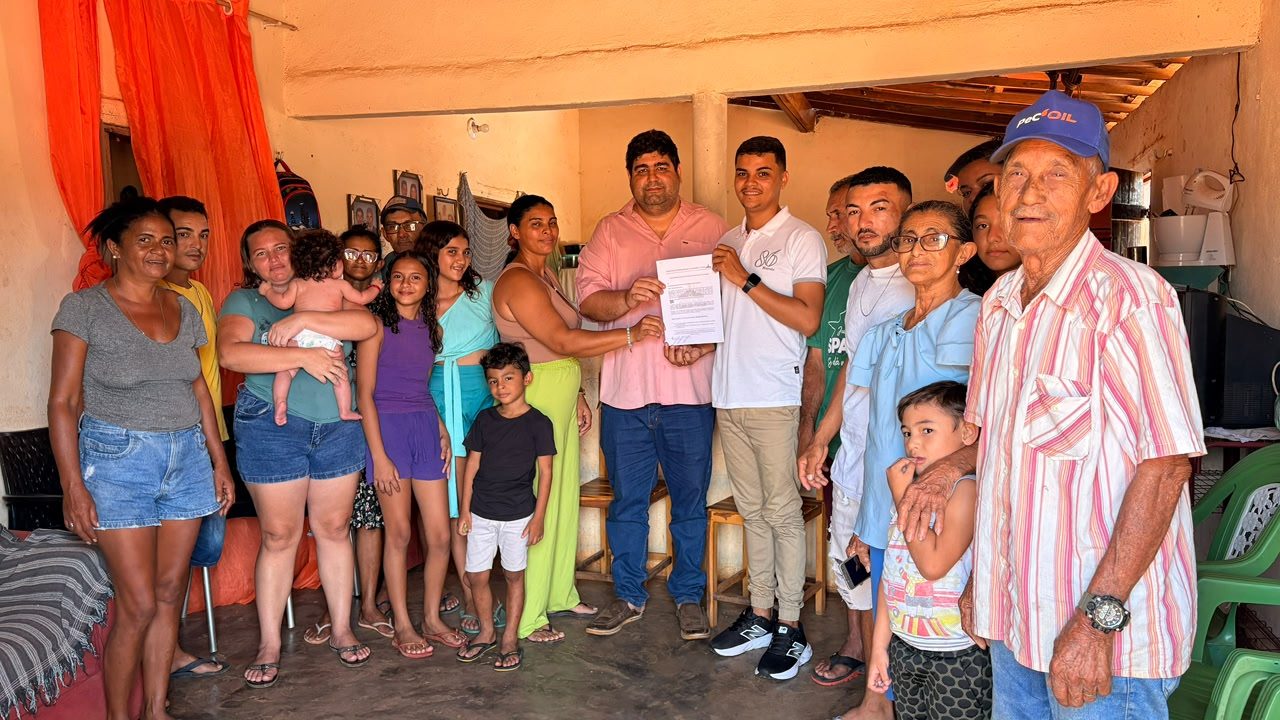 Entrega de documento em ação comunitária