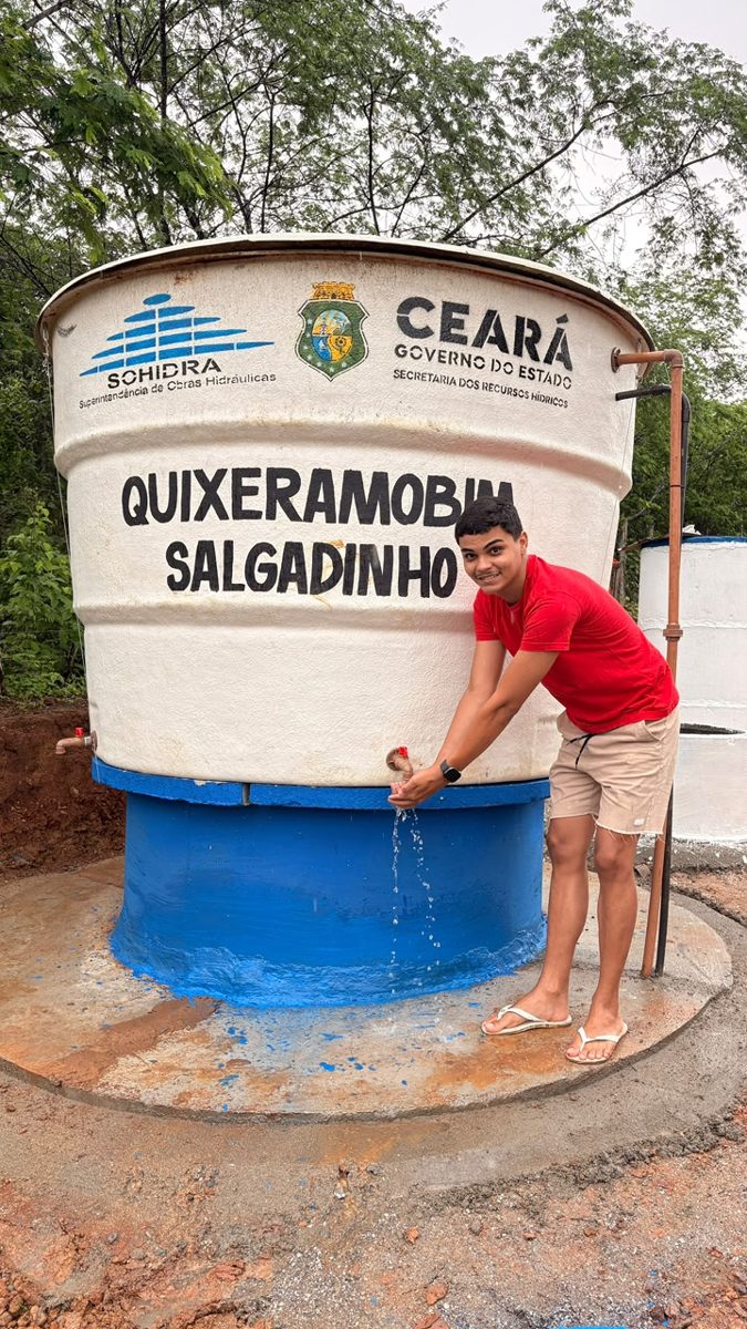 Moradores reunidos em casa da comunidade